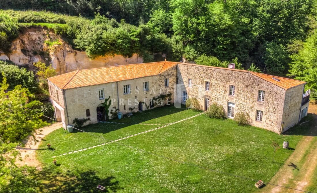Stone house overlooking the Garonne