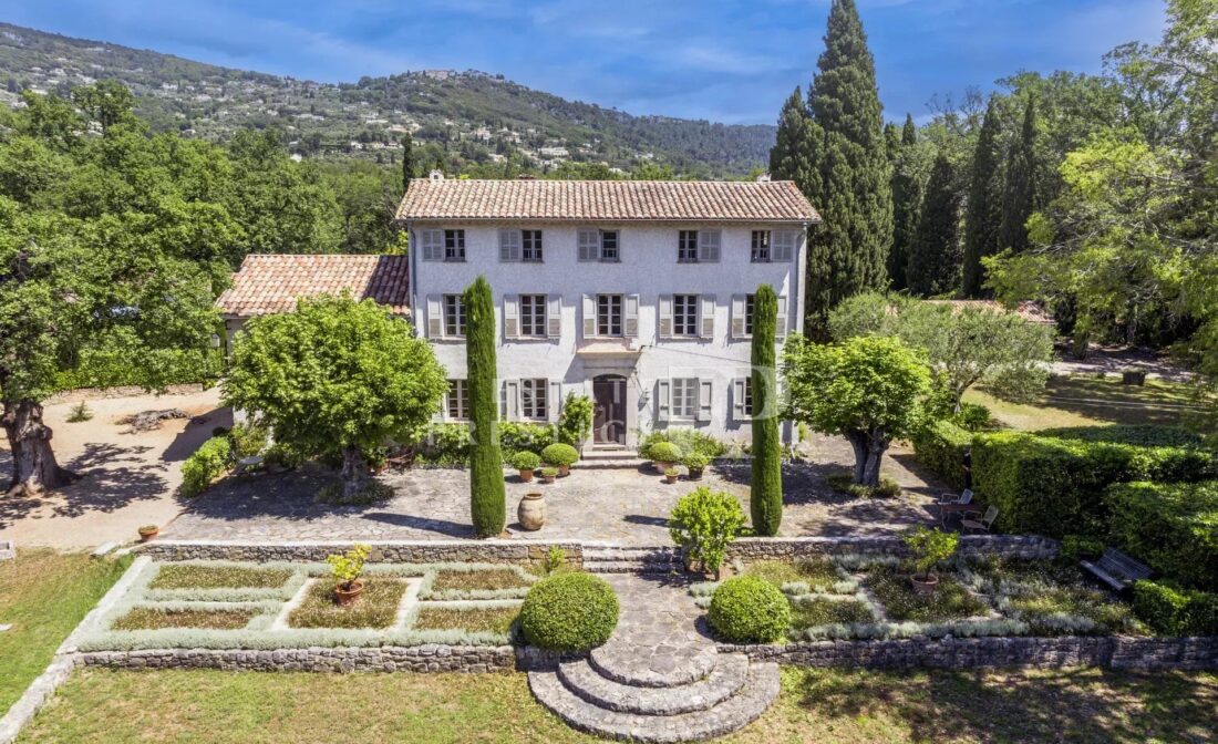 NEAR GRASSE : Stunning Property with guesthouses and vast land