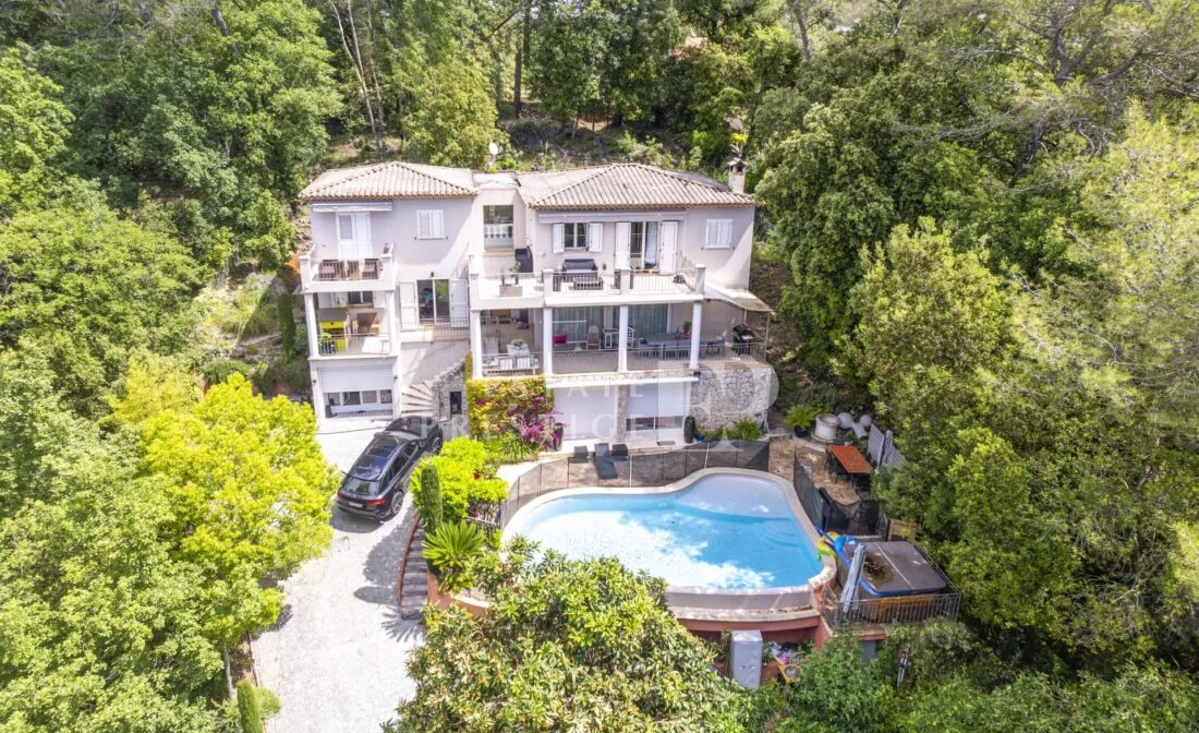 ROQUEFORT-LES-PINS : Discover this exceptional 333 m² Provençal villa