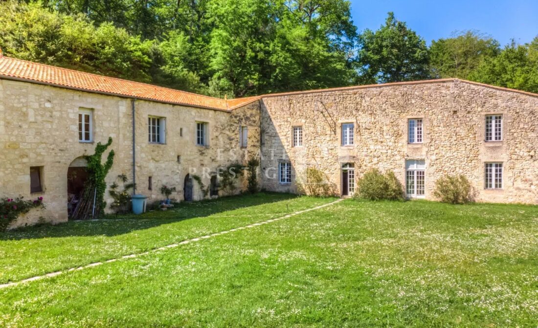 Stone house overlooking the Garonne