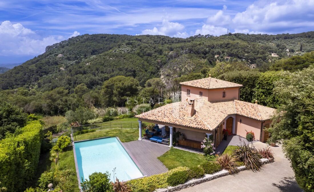 CLOSE TO LA TURBIE – Property with Pool in a Private Estate