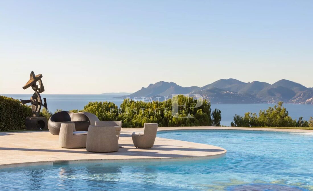 Эксклюзив – Канны Калифорния – Уникальная вилла, спроектированная архитектором Жаком Куэлем, с панорамным видом на море, Леринские острова и горы Эстерель.