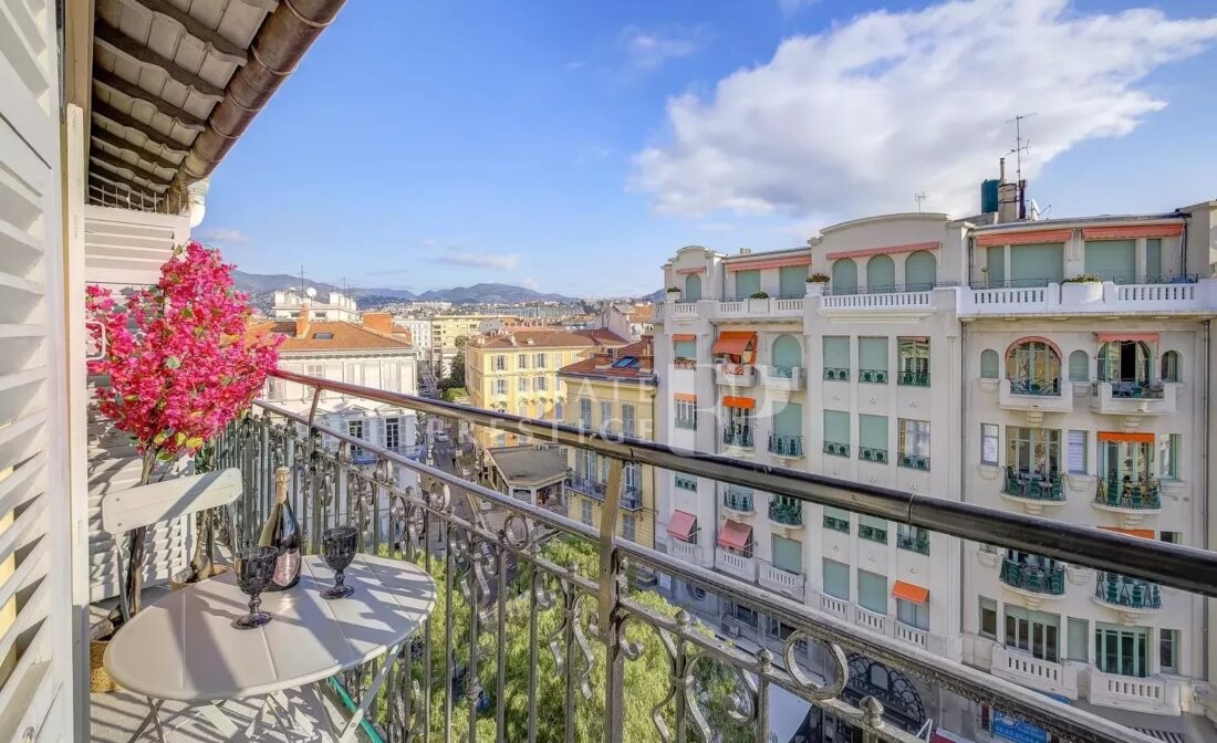 NICE – CARRÉ D’OR / TOP FLOOR 4 rooms apartment, with an exceptional view