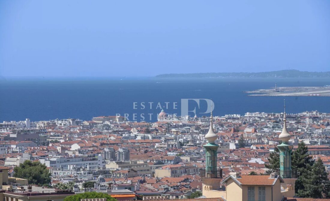 NICE – CIMIEZ : Bel appartement en dernière étage vue panoramique mer, avec terrasse circulaire!