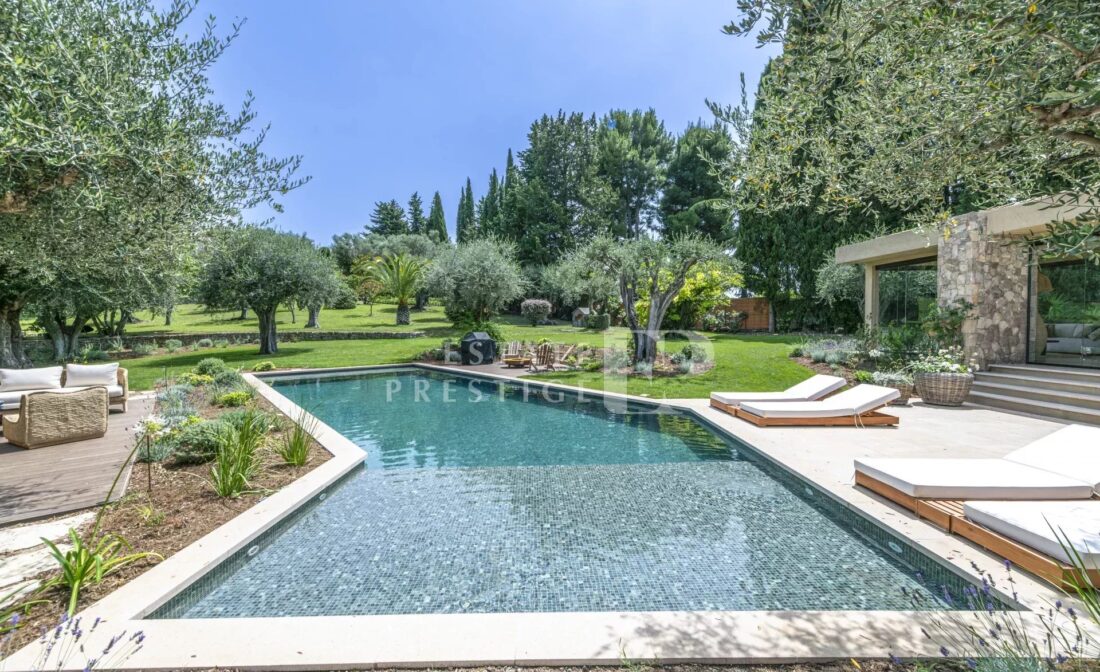 MOUGINS : Villa contemporaine avec charme provencal