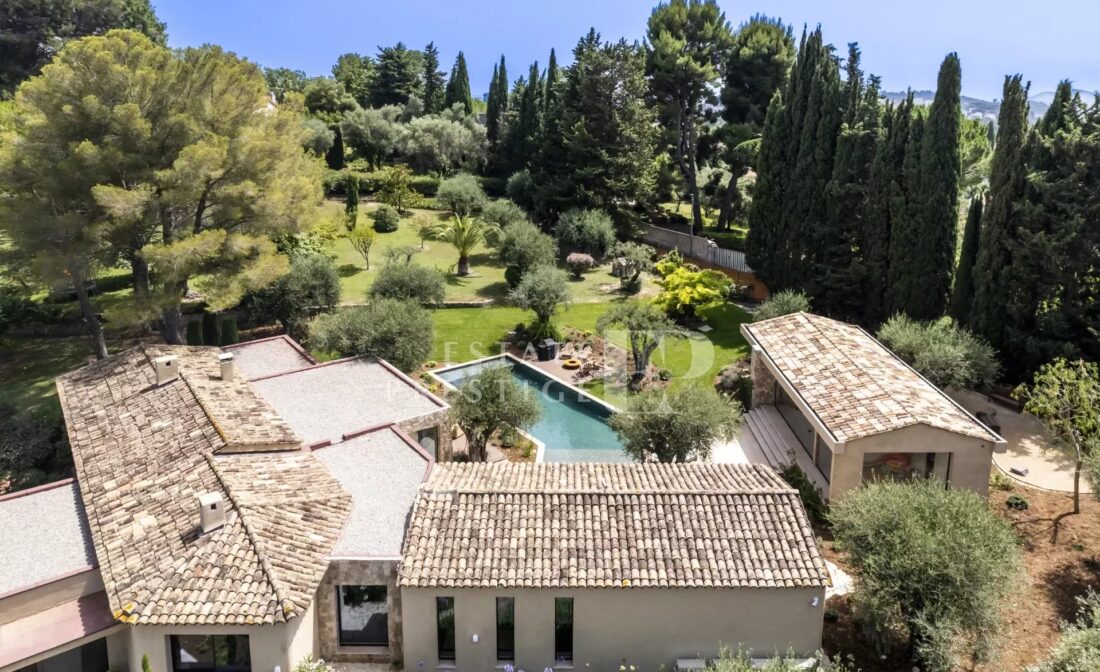 MOUGINS : Villa contemporaine avec charme provencal