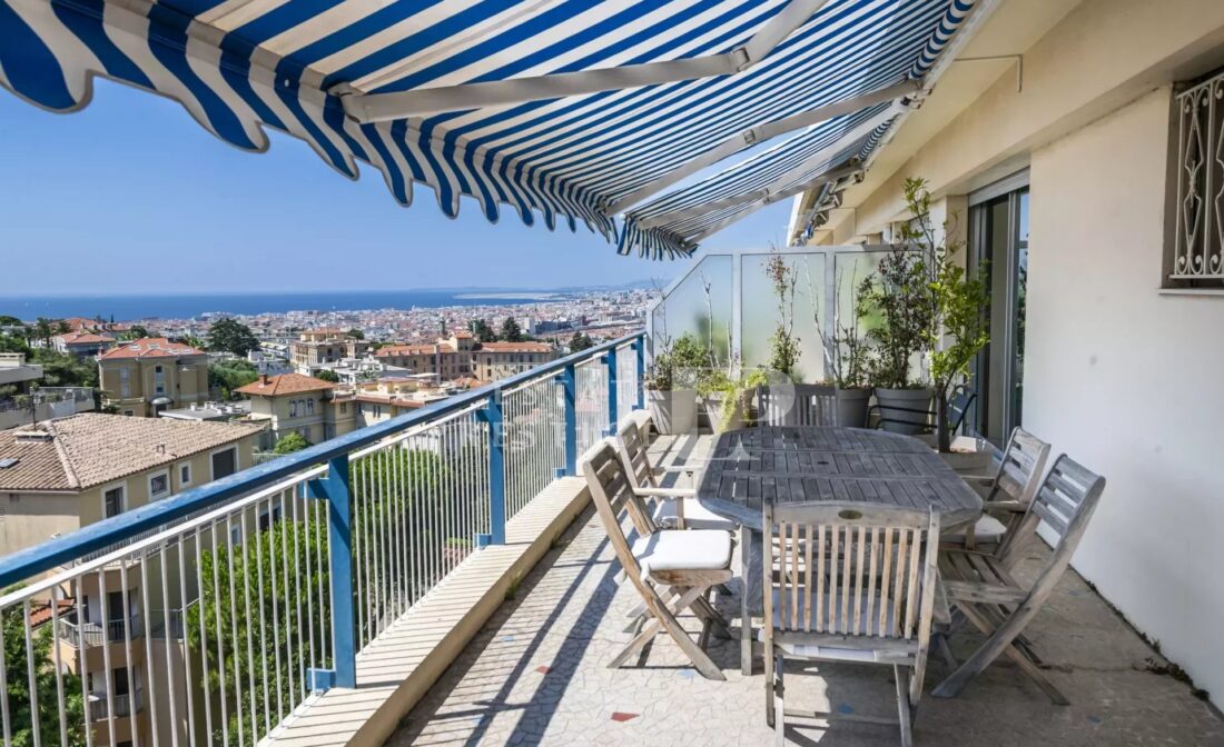 NICE – CIMIEZ : Vakker leilighet i toppetasjen med panoramautsikt over sjøen og sirkulær terrasse!