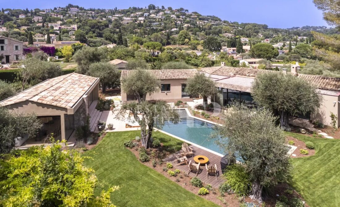 MOUGINS : Villa contemporaine avec charme provencal