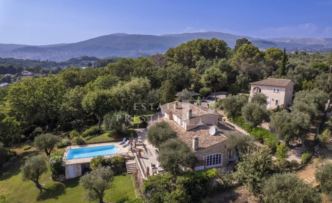 VALBONNE : Belle Villa en Pierre avec Vue, à Proximité du Village