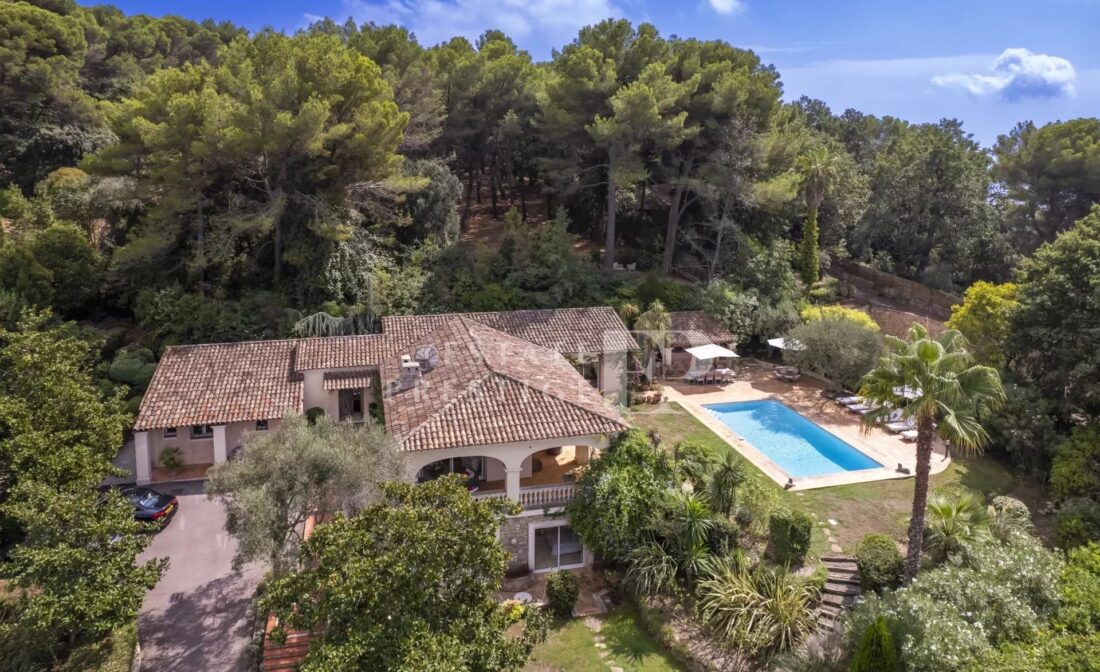 CANNES/LE CANNET – Charmante villa au calme dans un écrin de verdure