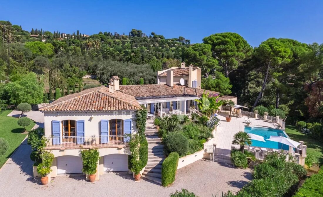 MOUGINS – Walking distance to village with sea views