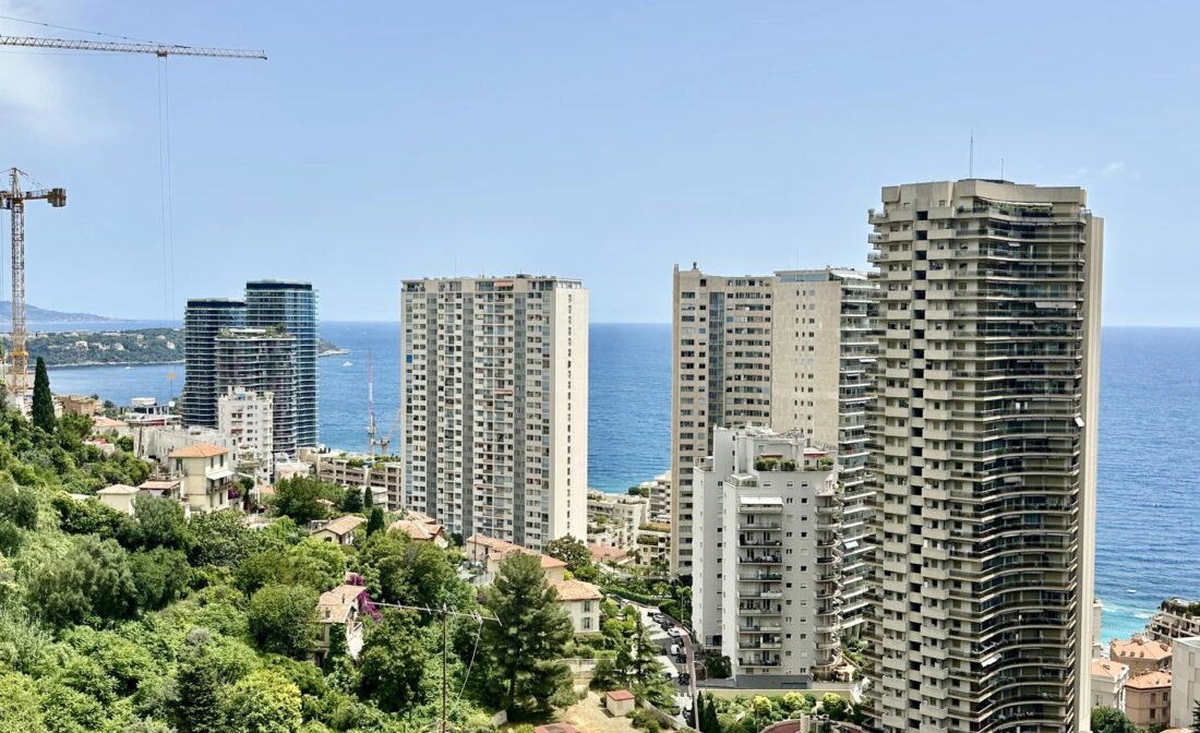 BEAUSOLEIL: Résidense neuve , grand appartement vue mer panoramique.