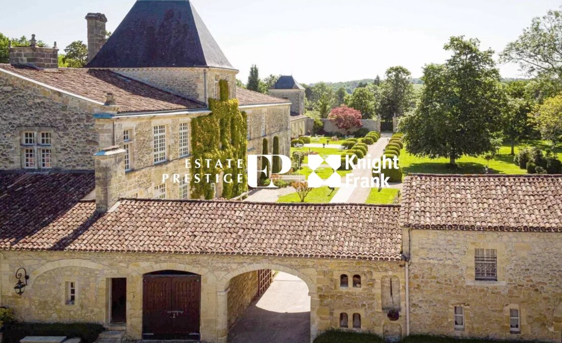 BORDEAUX – Reception château with charming vineyards