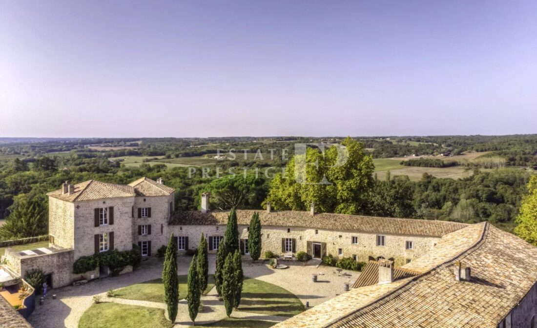 CAMPAGNE BORDELAISE – Magnifique château Baronnial