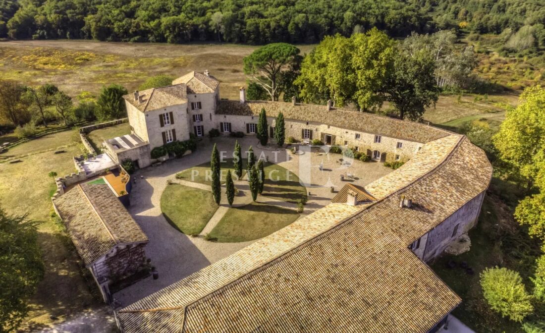 CAMPAGNE BORDELAISE – Magnifique château Baronnial