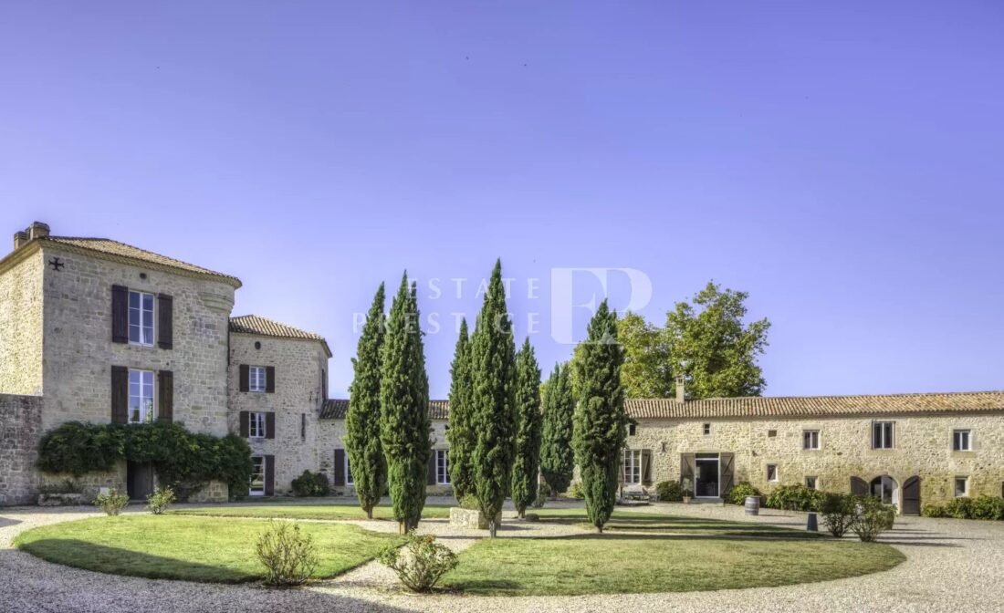 CAMPAGNE BORDELAISE – Magnifique château Baronnial