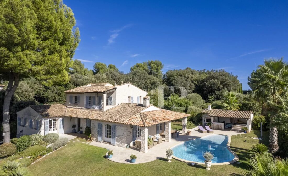 Saint Paul de Vence : A beautiful Provencal Villa in private domain