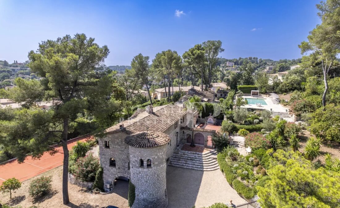 LE ROURET – Manoir en pierre avec 6 chambres, piscine et tennis