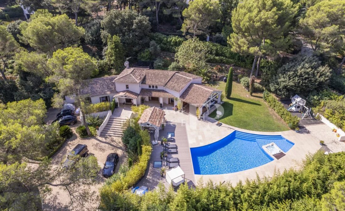 MOUGINS – Villa dans un prestigieux domaine