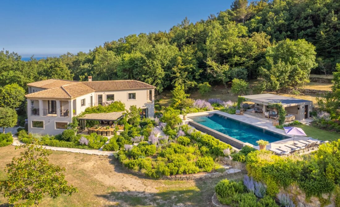 CHATEAUNEUF-DE-GRASSE : An Exceptional Villa with Panoramic Views