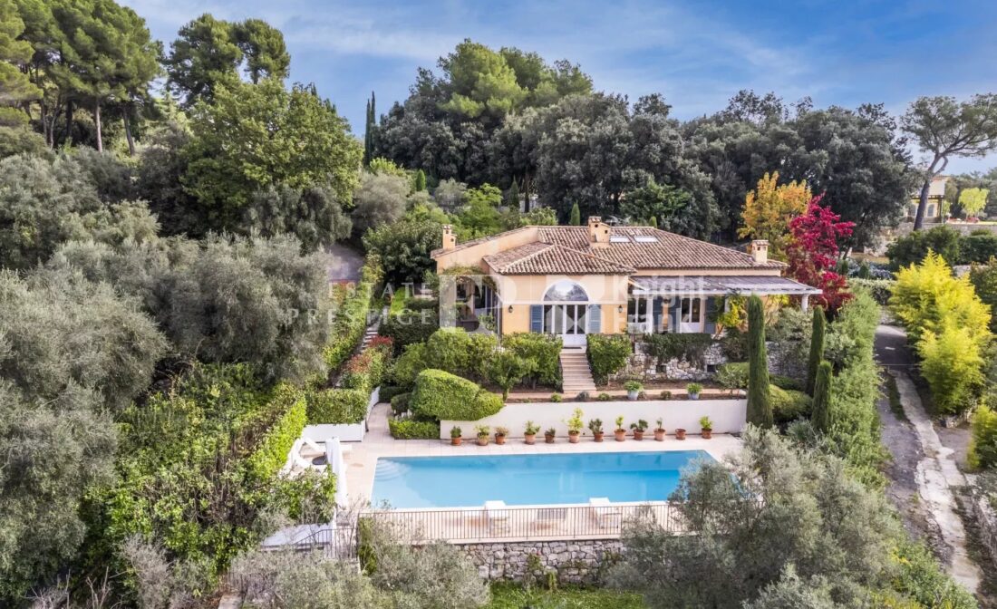 SAINT PAUL DE VENCE – Une trés belle villa 5 chambres avec vue mer panoramique et piscine chauffée