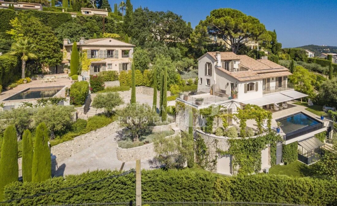 Propriété unique située à Mougins avec vue Mer