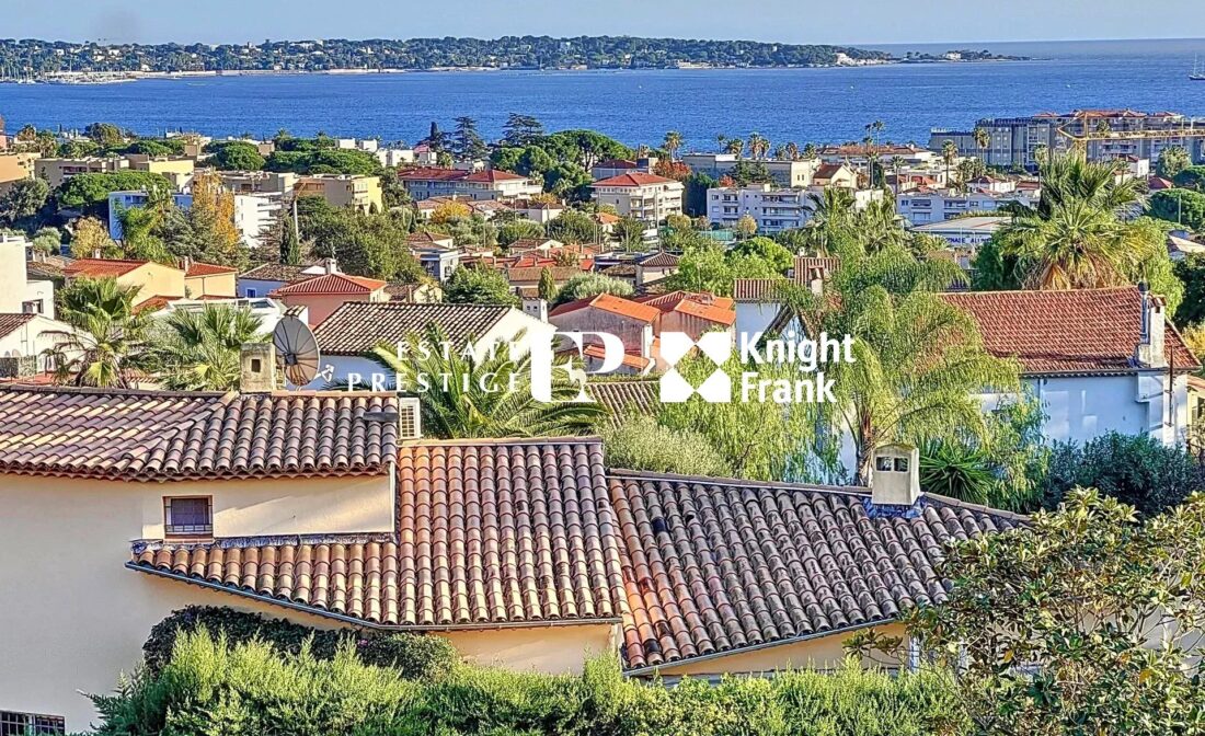 GOLFE JUAN – Sjarmerende hus med panoramautsikt over havet