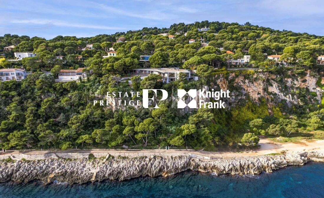 SAINT JEAN CAP FERRAT –  Seafront modern villa decorated by renowned  architect.