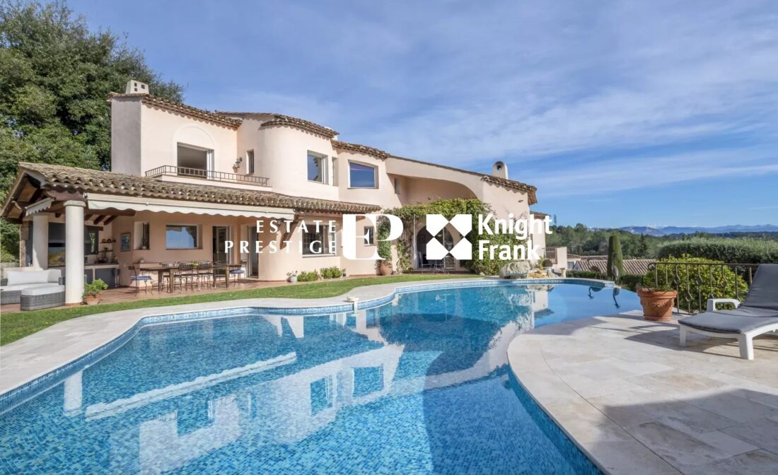 VALBONNE : Villa avec piscine, vue sur la mer et les montagnes.