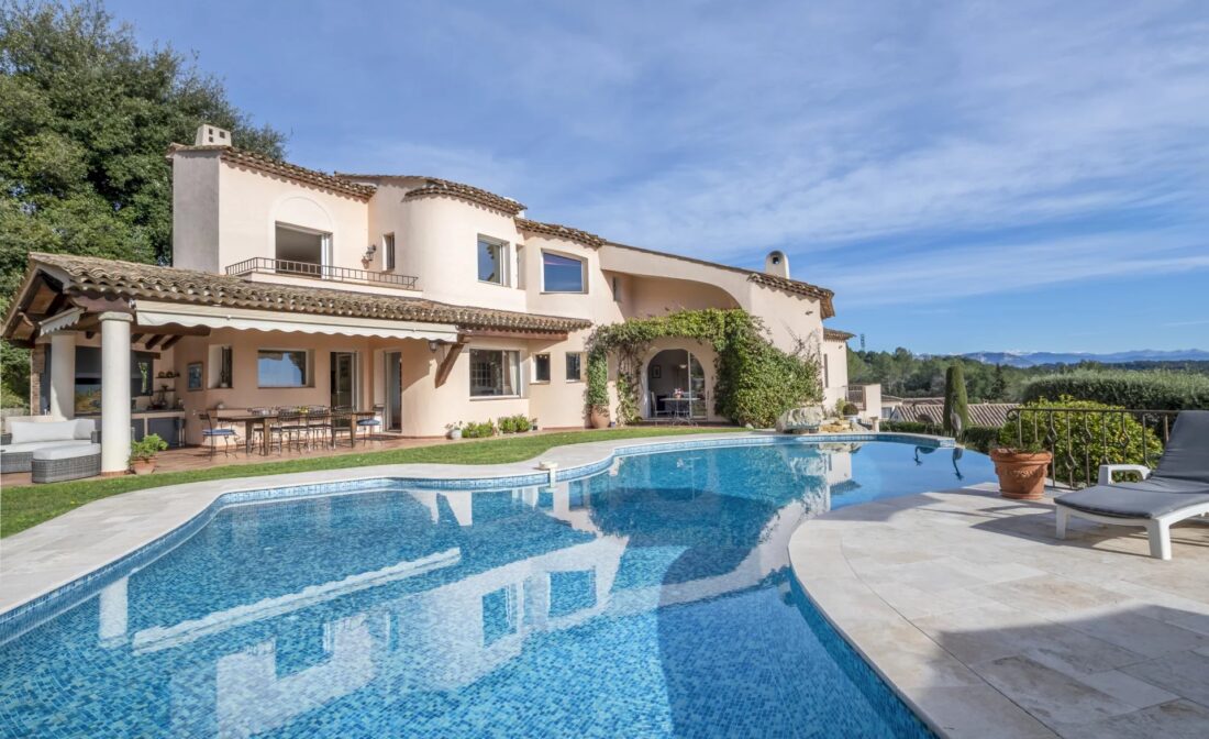 VALBONNE : Villa avec piscine, vue sur la mer et les montagnes.