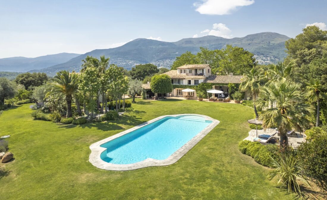 ST PAUL DE VENCE – Une superbe bastide en pierre avec vue sur la mer